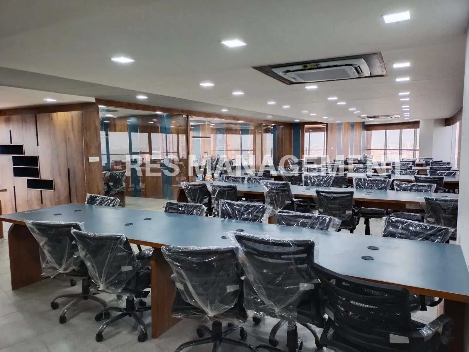 Fully Furnished office for Rent iscon ambali road 5 cabin  conference 46 seating