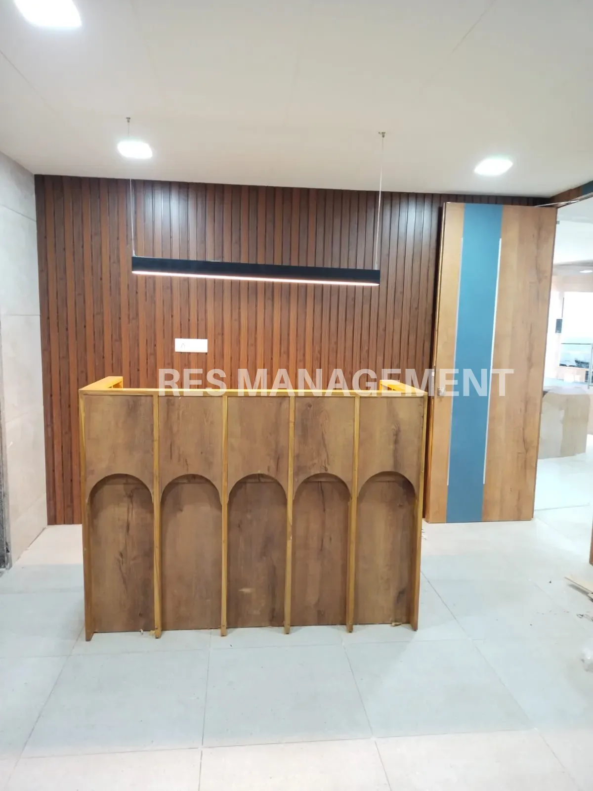 Fully Furnished office for Rent iscon ambali road 5 cabin  conference 46 seating