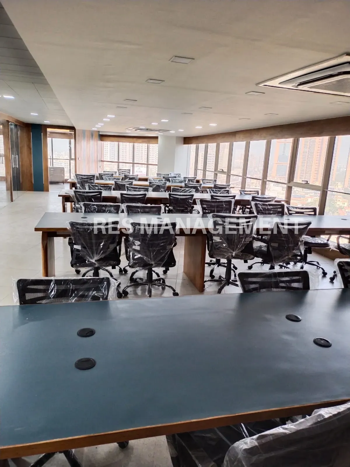 Fully Furnished office for Rent iscon ambali road 5 cabin  conference 46 seating