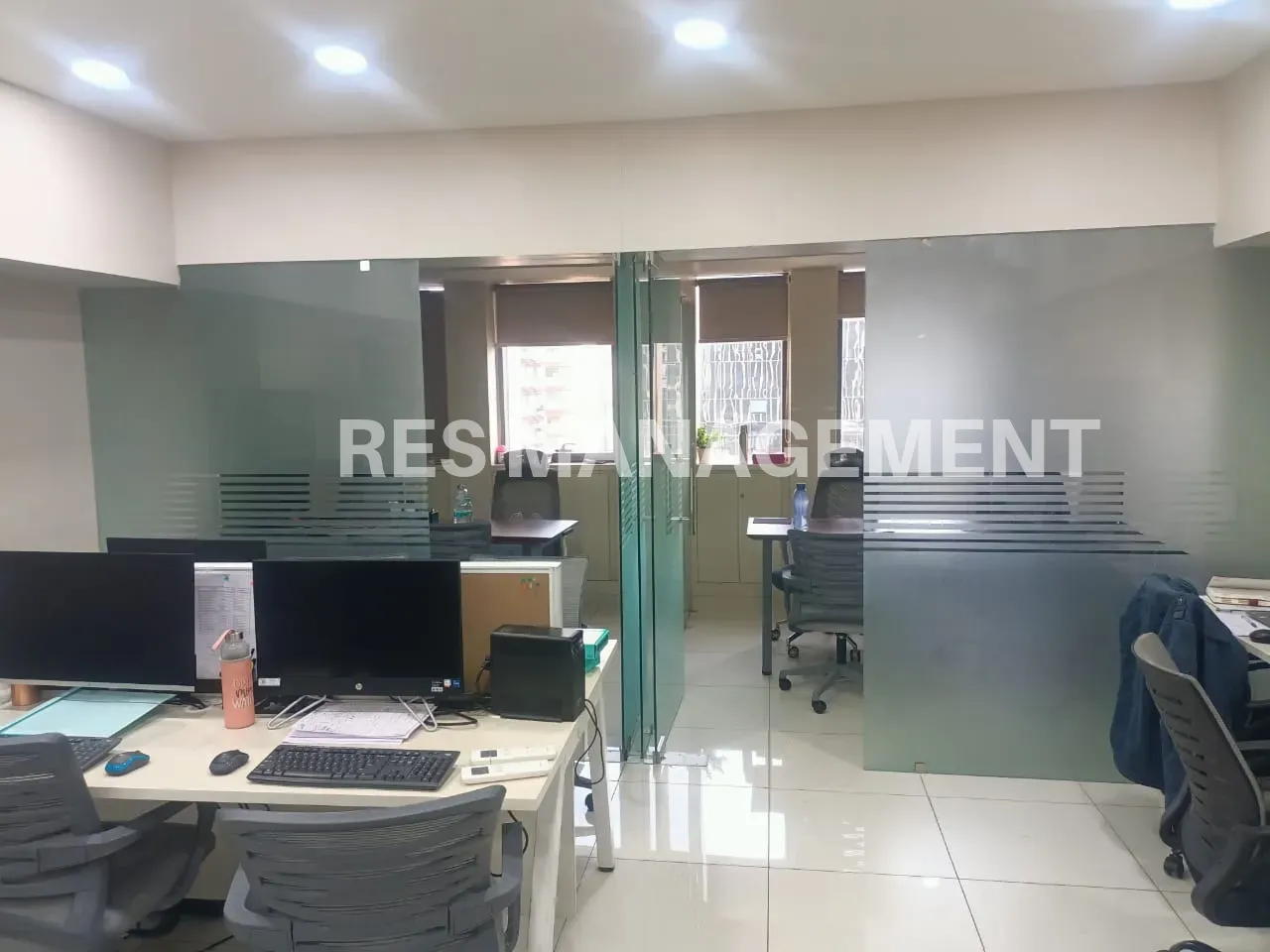 2 cabin 17 seats reception waiting 1171ft office for rent 