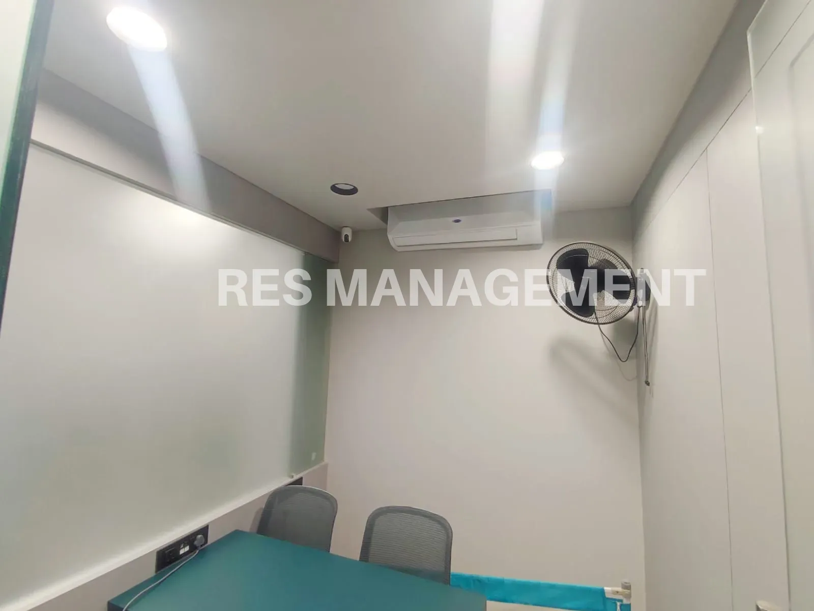 Fully Furnished office for Rent Sg highway 2 cabin 3 seating