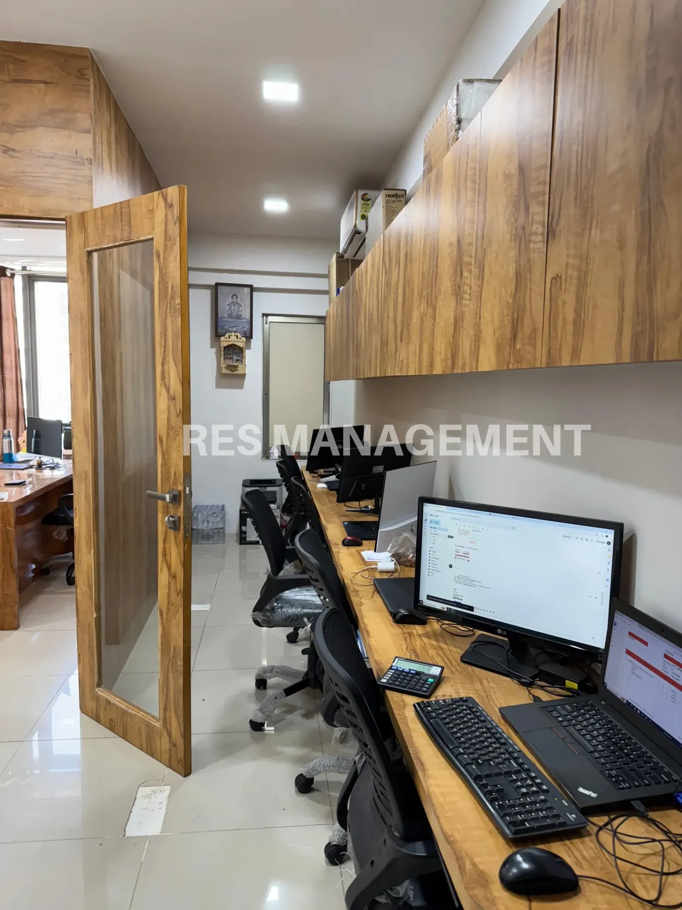 Fully Furnished office for Rent prahladnagar 1 cabin 5 seating