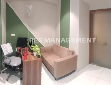 2 cabin 17 seats reception waiting 1171ft office for rent 