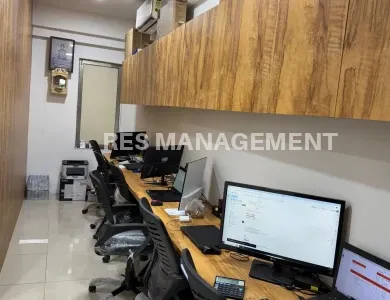 Fully Furnished office for Rent prahladnagar 1 cabin 5 seating