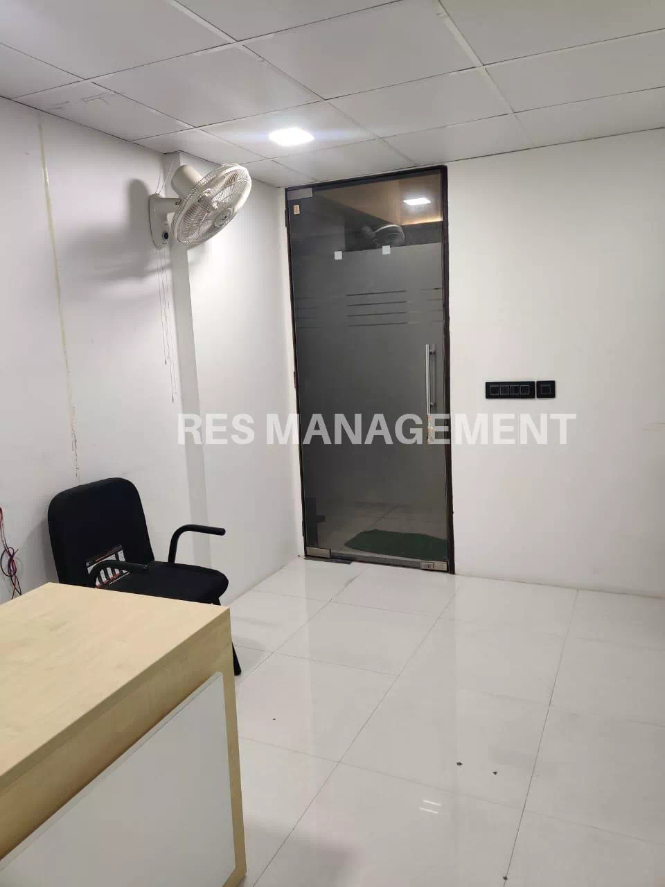1550 ft office For Rent In Galal Empire, Drive in road Thaltej